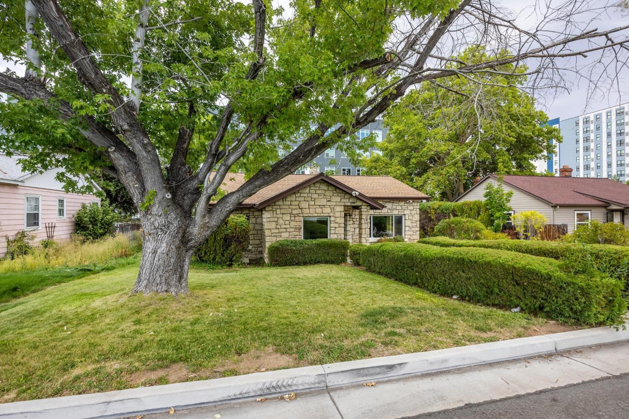 Cozy 2Br Home Near Unr With Large Deck & Parking Reno Exterior photo